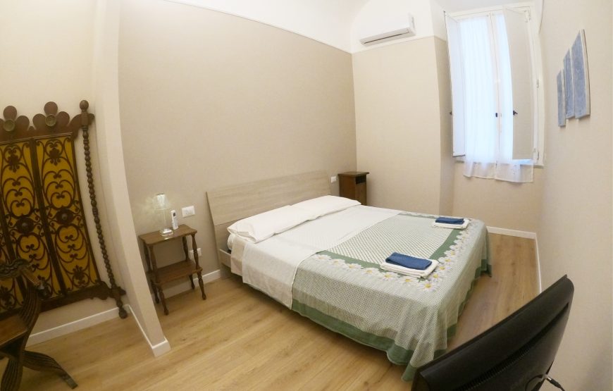 Double room with shared bathroom