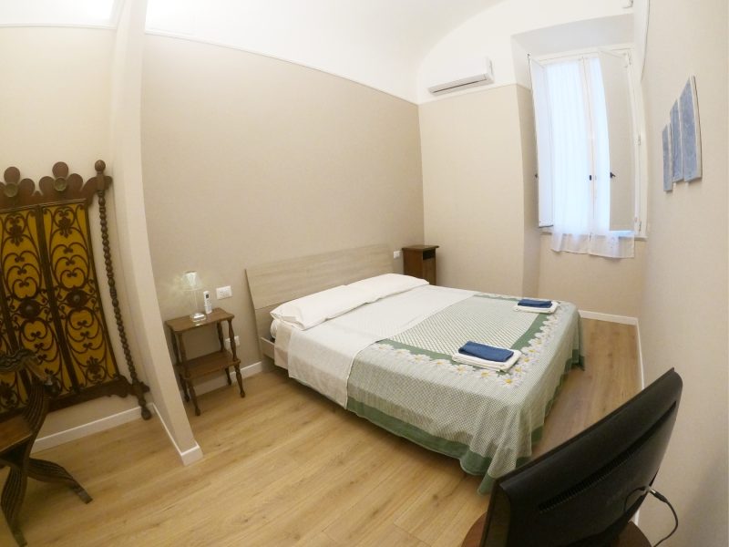 Double room with shared bathroom