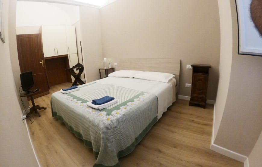 Double room with shared bathroom